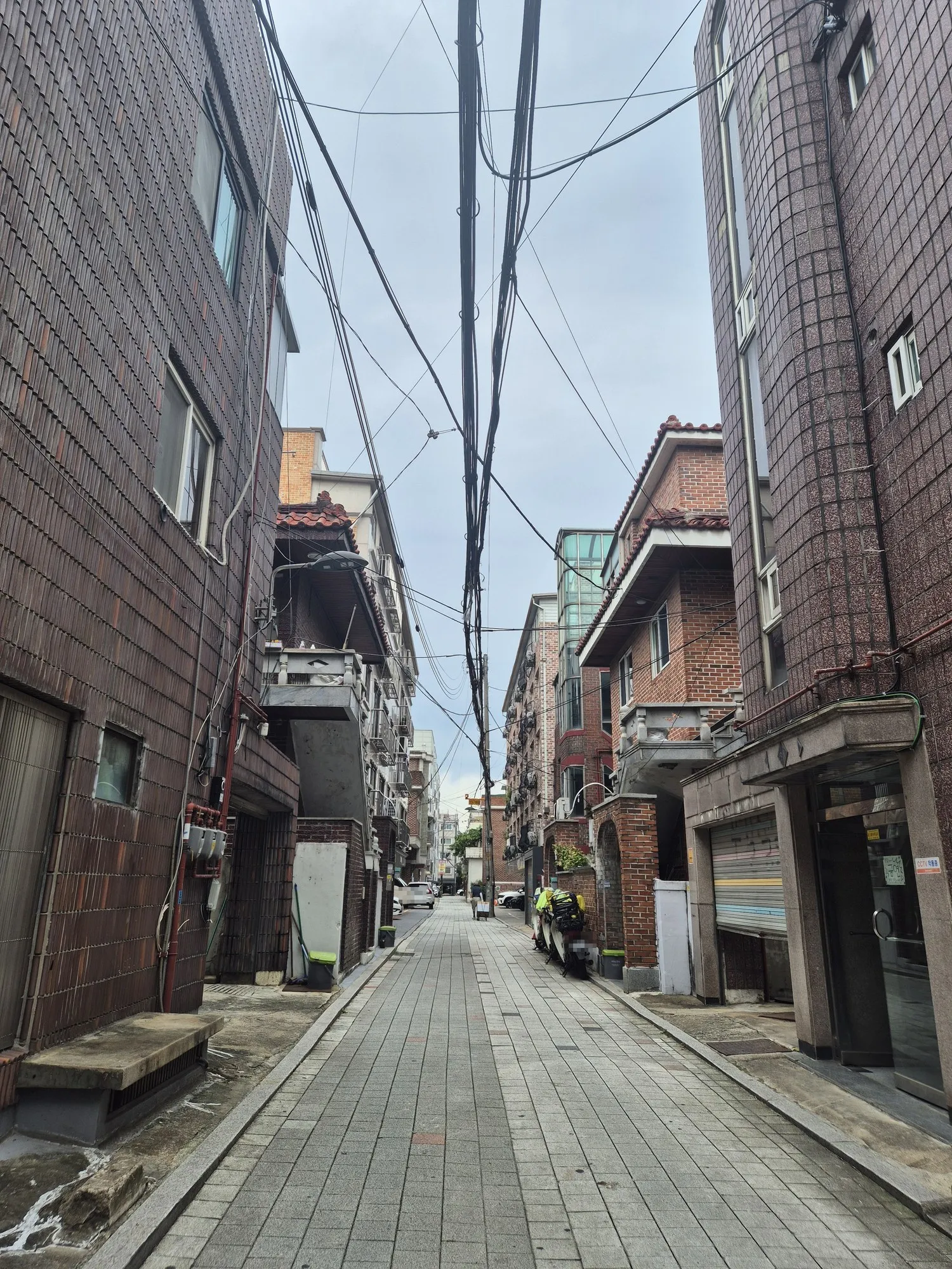 골목으로 들어간다