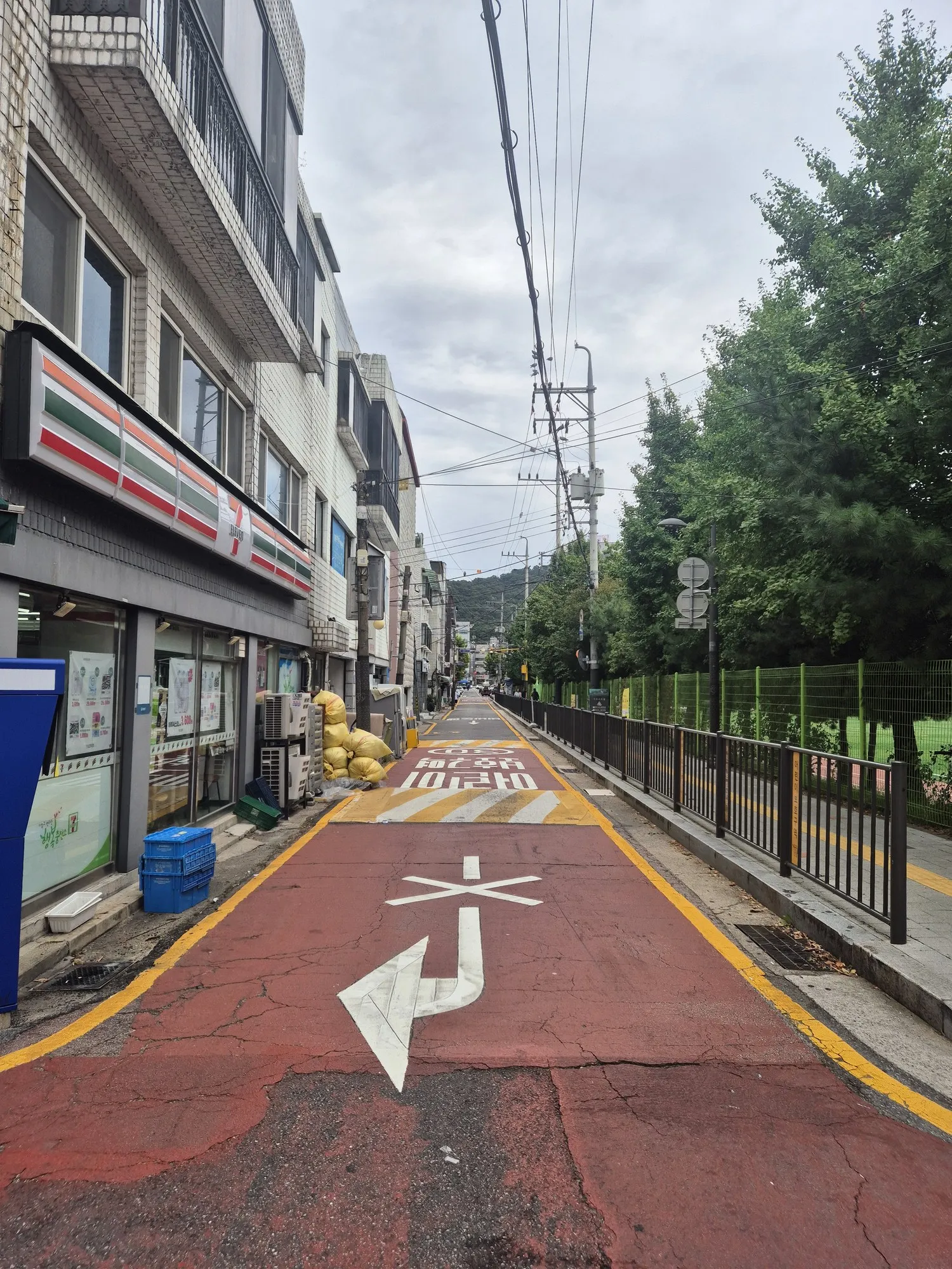 붉게 포장한 골목